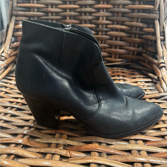 FRYE Womens Jennifer Bootie
Leather Pointed Toe Ankle Zip
Boots Black Sz 6.5 - Picture 12 of 15